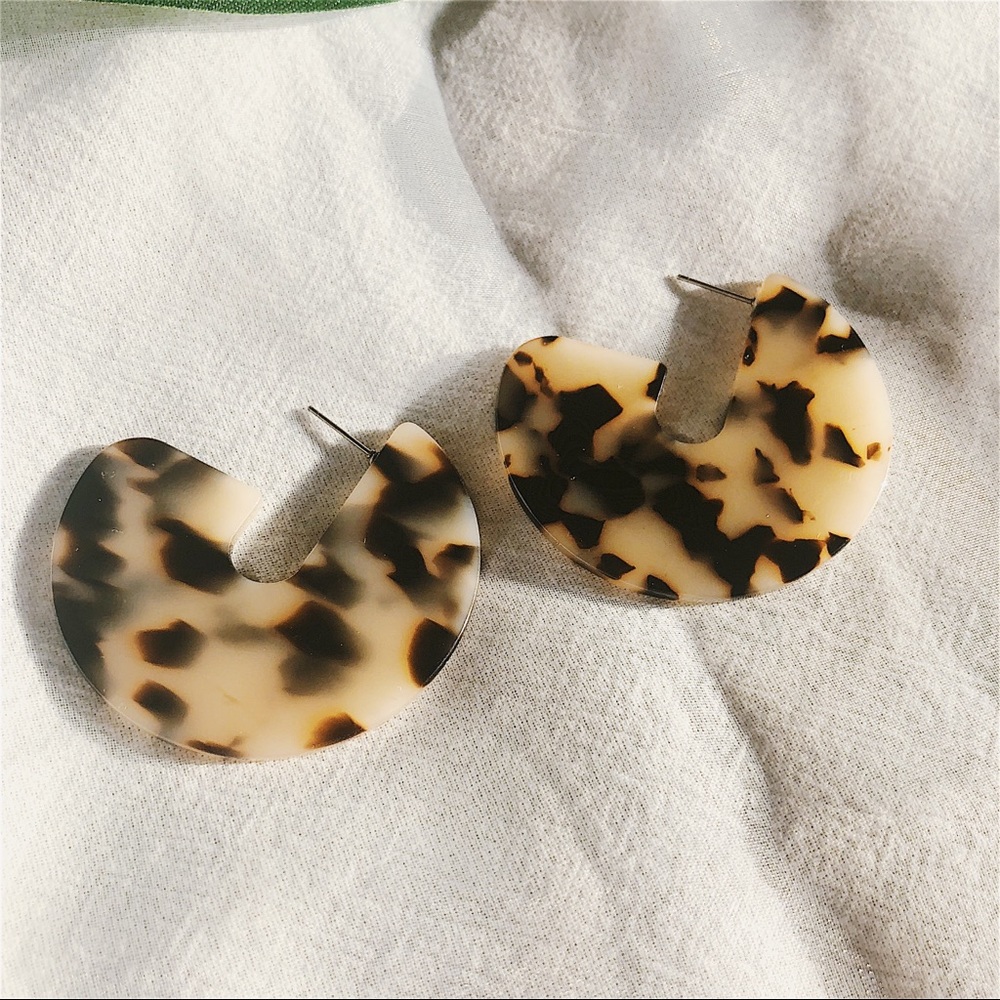 UO Style Tortoise Hoop Statement Earrings - Picture 4 of 5